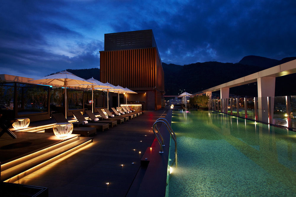 ホテル ウェルスプリング バイ シルクス 礁渓郷 エクステリア 写真 The swimming pool at The Landmark Mandarin Oriental