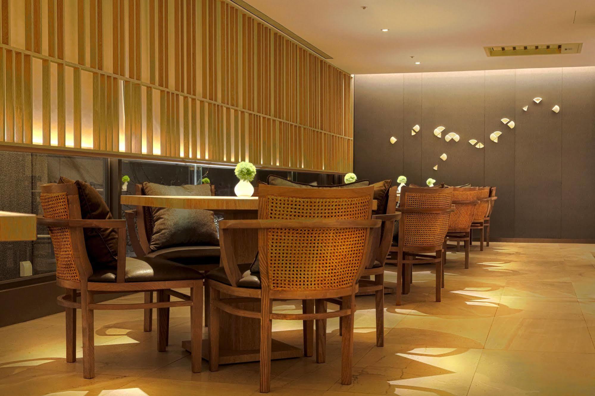 ホテル ウェルスプリング バイ シルクス 礁渓郷 エクステリア 写真 The interior of the lounge