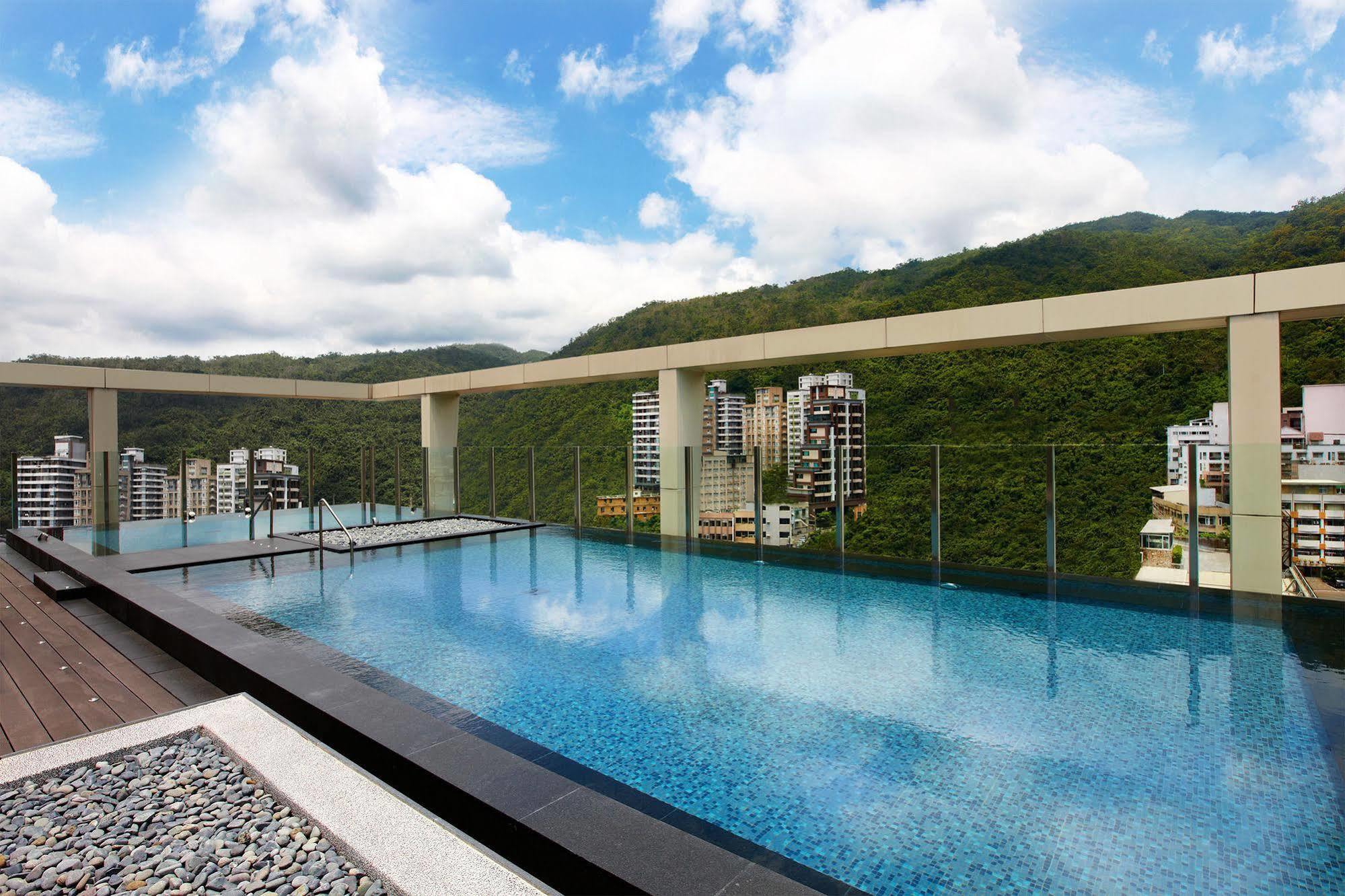 ホテル ウェルスプリング バイ シルクス 礁渓郷 エクステリア 写真 The swimming pool at the rooftop