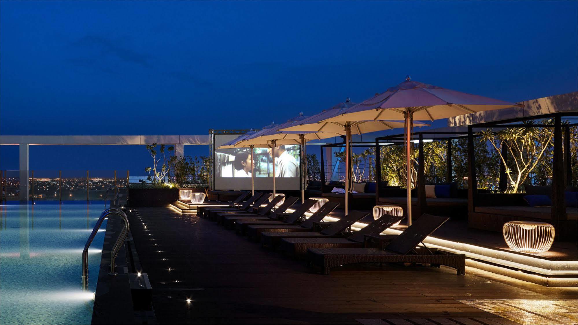 ホテル ウェルスプリング バイ シルクス 礁渓郷 エクステリア 写真 The rooftop pool at the hotel