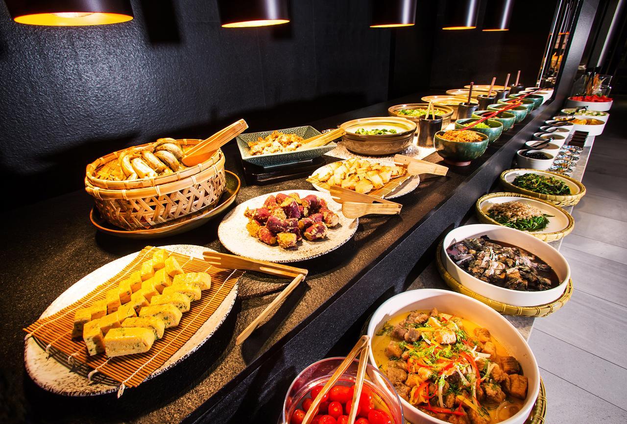 ホテル ウェルスプリング バイ シルクス 礁渓郷 エクステリア 写真 A buffet at a restaurant