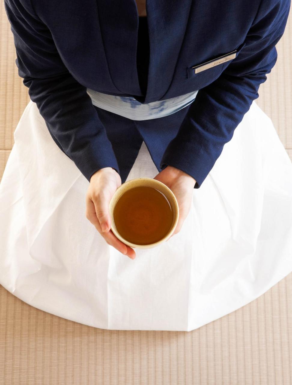 ホテル ウェルスプリング バイ シルクス 礁渓郷 エクステリア 写真 A woman holding a cup of tea