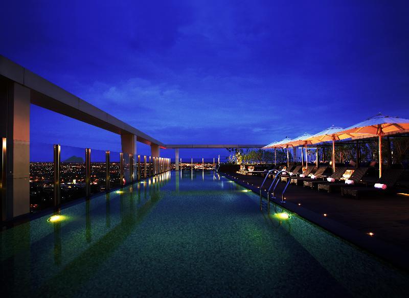 ホテル ウェルスプリング バイ シルクス 礁渓郷 エクステリア 写真 The rooftop pool at the hotel