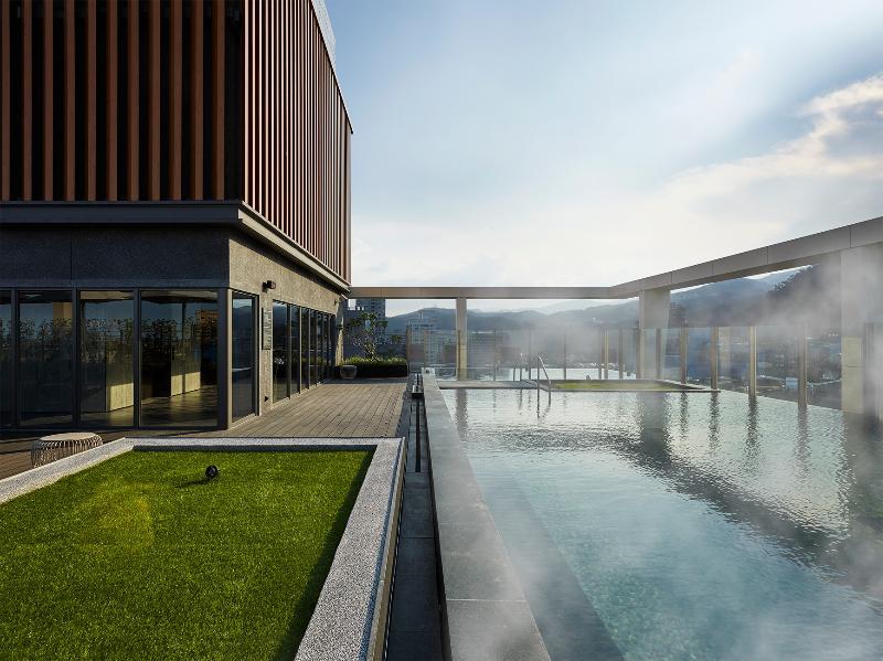 ホテル ウェルスプリング バイ シルクス 礁渓郷 エクステリア 写真 The rooftop pool at the hotel